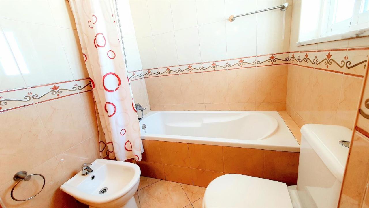 Quarteira Beach Vacation: 2Br Steps To The Sand Buitenkant foto
